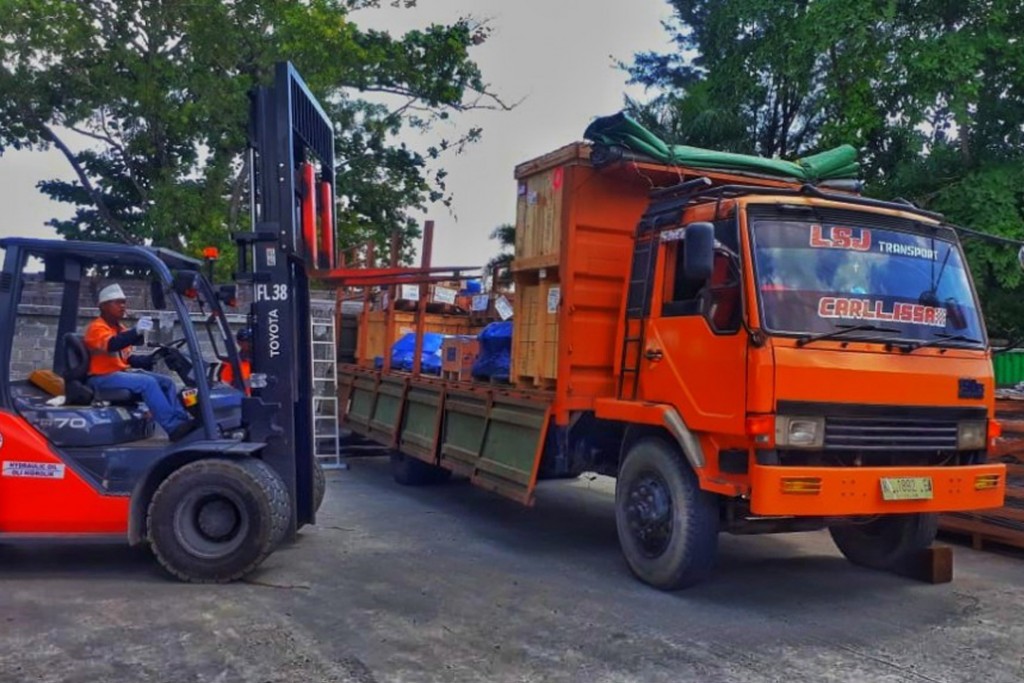 Loading Material Project dengan Container LSJ Express