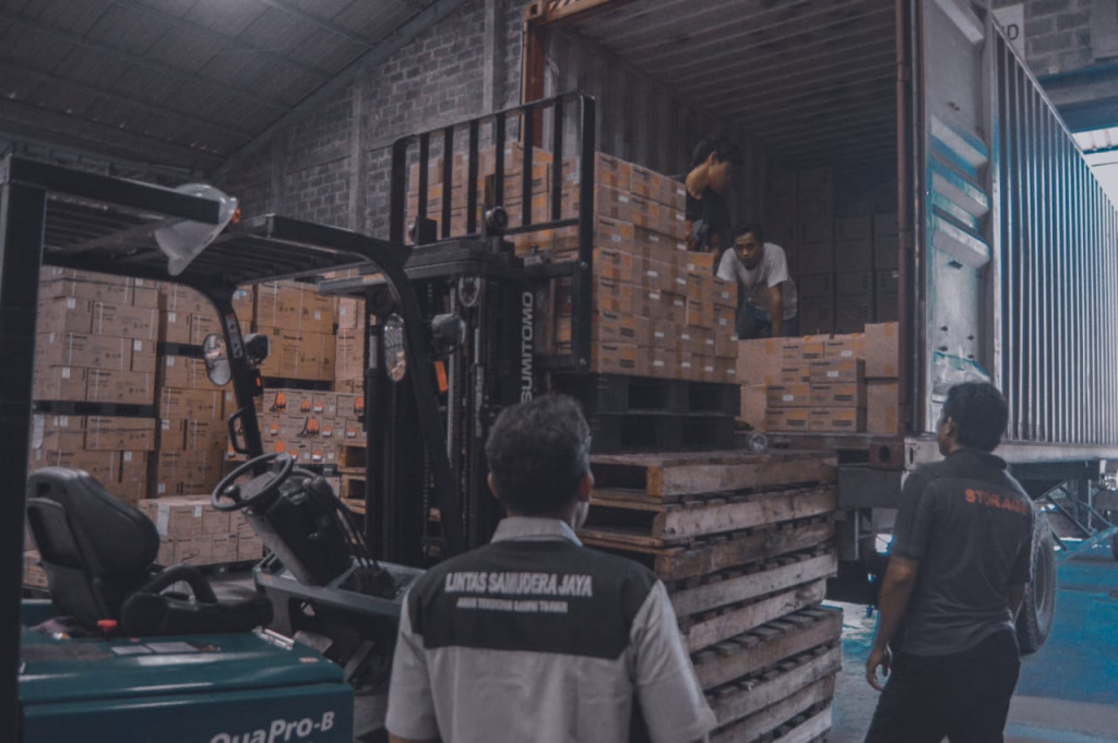 Loading Barang Elektronik Tujuan Kalimantan Via Container