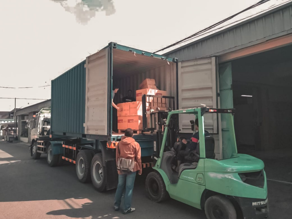 Loading Kiriman Malang Ke Sulawesi Via Container